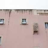 ...e le cui finestre, piccole e strette, si trovano solo nella parte superiore dell�edificio